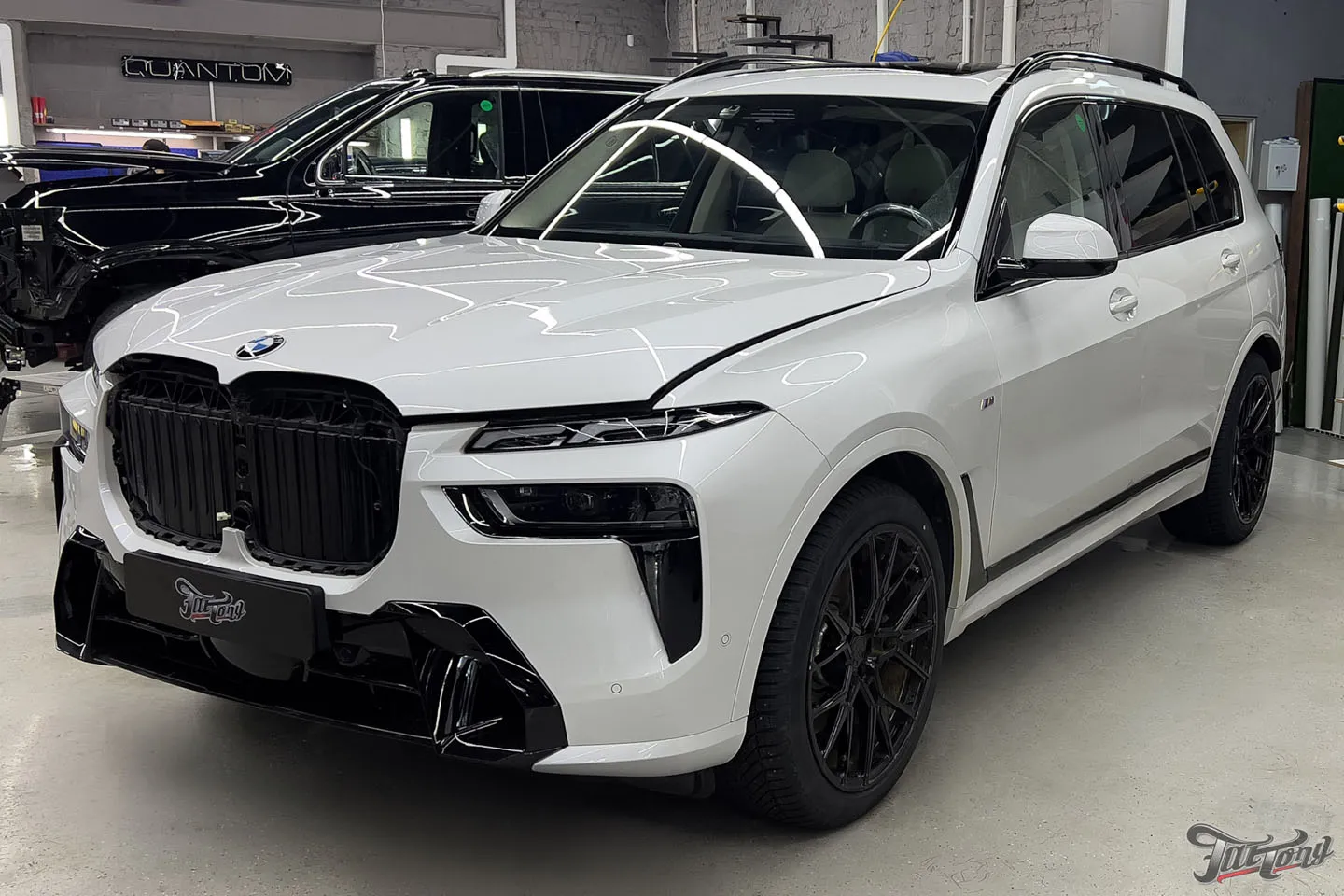 Оклеили белый BMW X7 матовым полиуретаном! Защитили черный глянец, обработали керамикой кузов и кожу в салоне